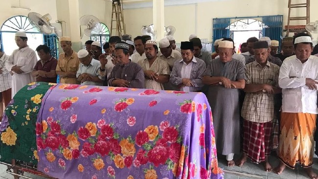 Jenazah Enen Cahyati, perempuan asal Indonesia yang tewas di Ibu Kota Phnom Penh telah dimakamkan di Kamboja hari ini, Kamis (29/3).