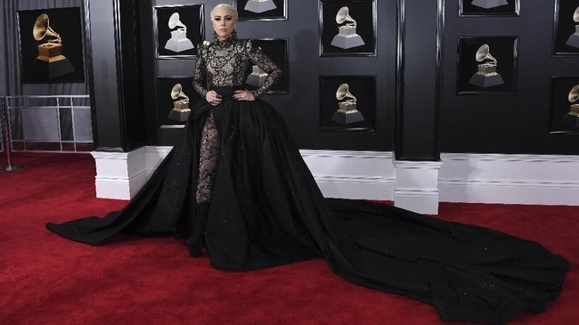 FOTO: Metamorfosis Busana Nyentrik Lady Gaga