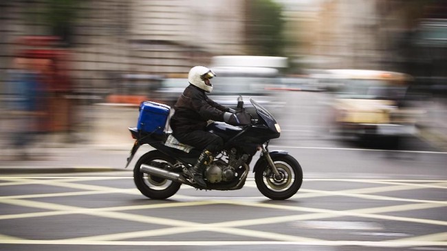 Para penungggang kuda besi itu protes tidak terima dikenakan pajak sebesar 12,50 poundstreling (sekitar Rp240 ribu) per hari ketika memasuki Kota London.