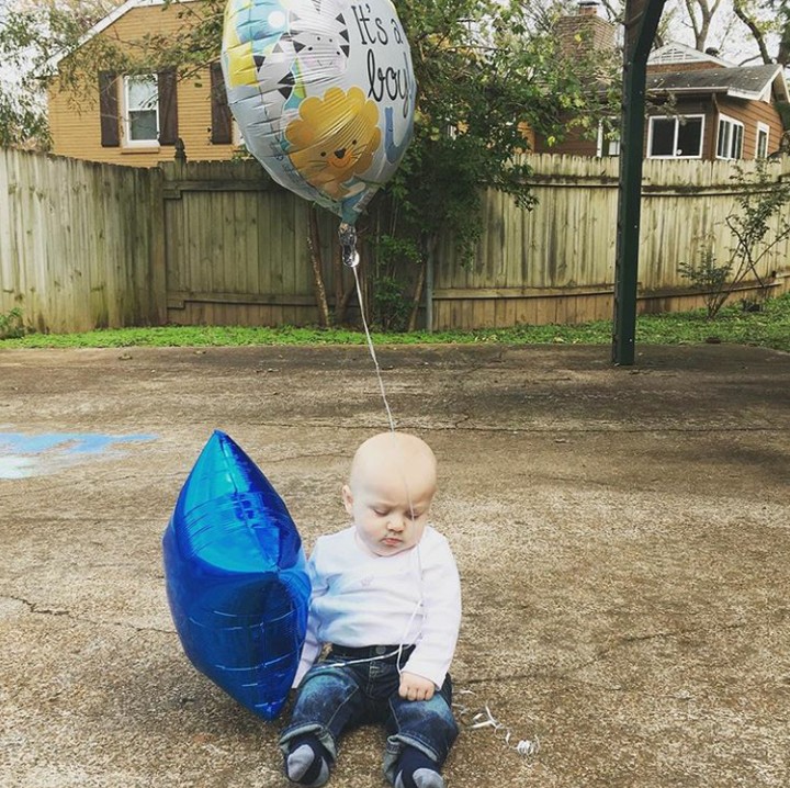 <p>Yah, kakak malah cemberut saat pesta gender reveal adiknya. (Foto: Instagram @coach_lilbit)</p>