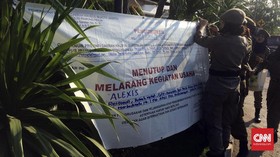 Sempat Ricuh, Satpol PP Pasang Spanduk Penutupan Alexis