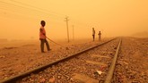 FOTO: Menembus Badai Pasir di Sudan Badai pasir menyelimuti ibu kota Sudan, memaksa pihak berwenang menutup sekolah hingga membatalkan penerbangan.