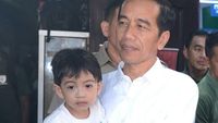 Momen Seru Saat Presiden Jokowi Olahraga Bareng Sang Cucu