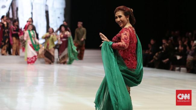 Anne Avantie menggelar peragaan busana mengenang 29 tahun masa berkariernya. Terdapat sekitar 100 koleksi yang dipamerkan model berupa figur publik.