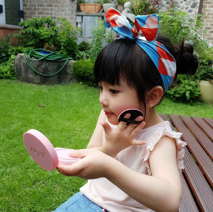 <p>Wah, dandan sendiri nih. Mau ke mana, Nak? (Foto: Instagram/gyubin0906)</p>