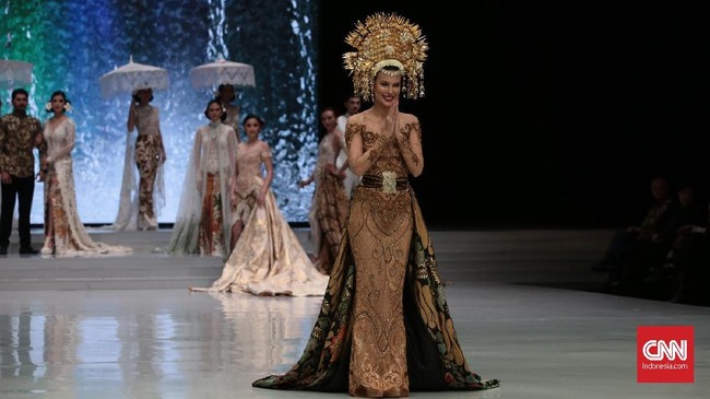 FOTO: 'Cerita Kain' 29 Tahun Anne Avantie