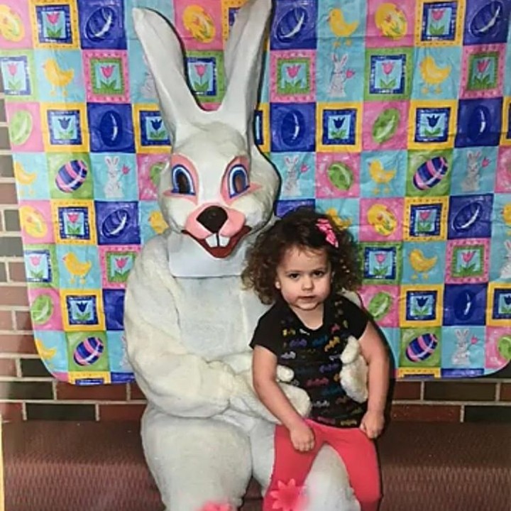 <p>Di foto ini, kira-kira gimana ya perasaan si kecil saat berpose dengan Easter Bunny? (Foto: Instagram @scromley7)</p>