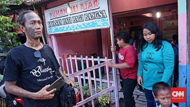 Sejarah panjang perjalanan Agus Sutikno dalam mendirikan Yayasan Hati Bagi Bangsa yang ditulis oleh CNN Indonesia
