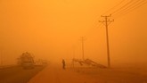 FOTO: Menembus Badai Pasir di Sudan Badai pasir menyelimuti ibu kota Sudan, memaksa pihak berwenang menutup sekolah hingga membatalkan penerbangan.