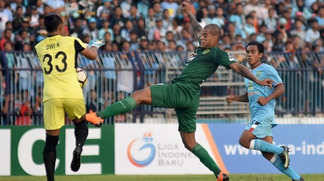 Persebaya Surabaya meraih kemenangan tandang pertama setelah menang 4-1 atas PS TIRA di kompetisi Liga 1 2018 di Stadion Sultan Agung, Bantul, Jumat (13/4).