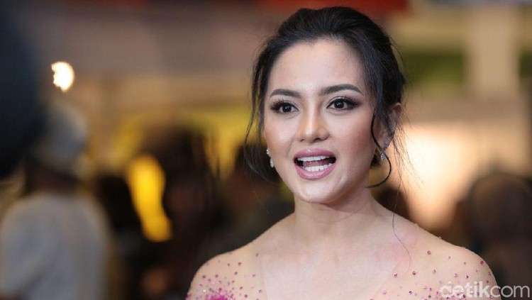 Ririn Ekawati diamankan polisi terkait dugaan kasus narkoba, pada Sabtu (7/3/2020). Bunda, berikut ini sosok Ririn Ekawati yang jarang diketahui publik.