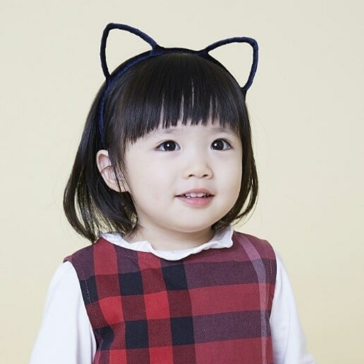 <p>Aih, lucunya pakai bando kuping kucing. (Foto: Instagram/gyubin0906)</p>
