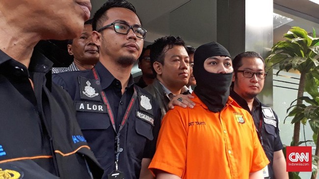 Kepolisian menetapkan Arseto Suryoadji sebagai tersangka kasus ujaran kebencian, kepemilikan narkotika, dan kepemilikan senjata api ilegal.