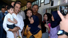 Jokowi Gendong Cucu Sambangi Transmart Bogor Yasmin