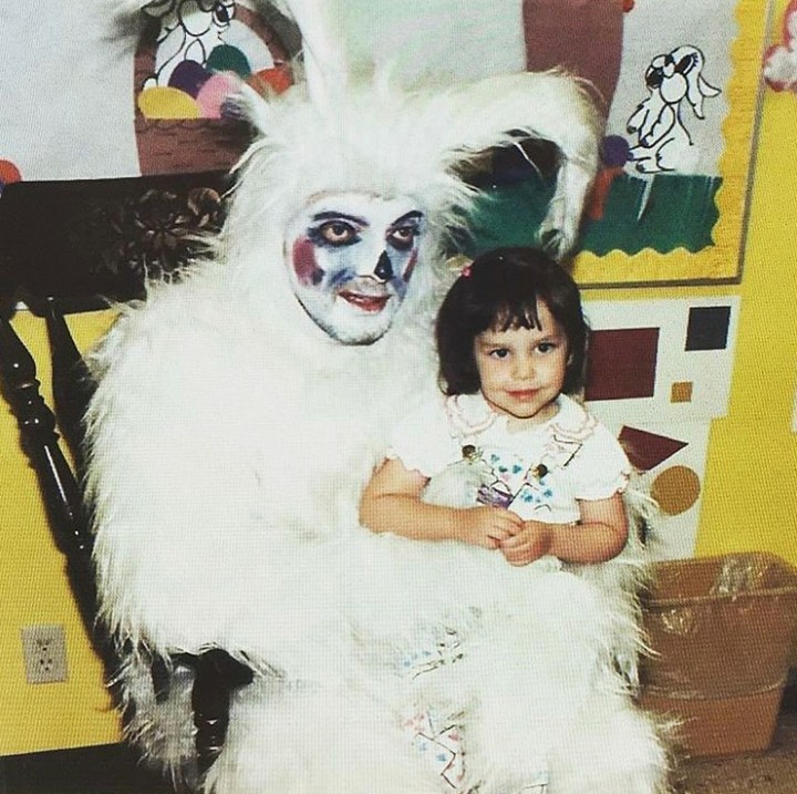 <p>Keren nih, si kecil nggak takut lho saat foto bareng si Easter Bunny. Hi-hi-hi. (Foto: Instagram @lausimmons)</p>
