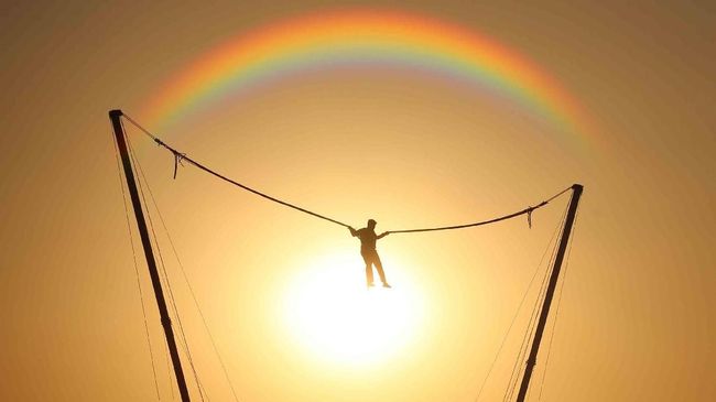 Tali bungee jumping yang dinaikin turis asal Hong Kong ini putus, dan membantingnya ke dalam air dengan sangat keras sehinggga tubuhnya memar-memar.