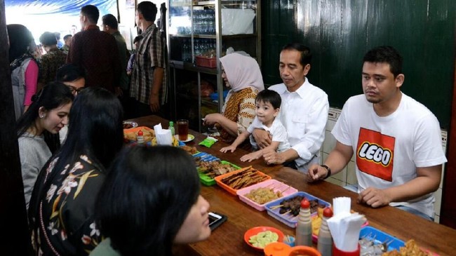 Saat libur panjang, Presiden Joko Widodo menyempatkan diri untuk bersantap soto khas Solo langganannya bersama keluarga.