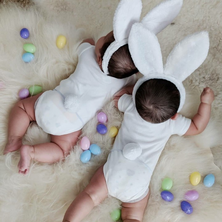 <p>Difoto tampak belakang nggak mengurangi kadar nggemesin dua bocah ini saat pakai kostum kelinci. (Foto: Instagram/ @besos_babies)</p>