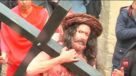 VIDEO: Prosesi Jumat Agung di Via Dolorosa, Yerusalem