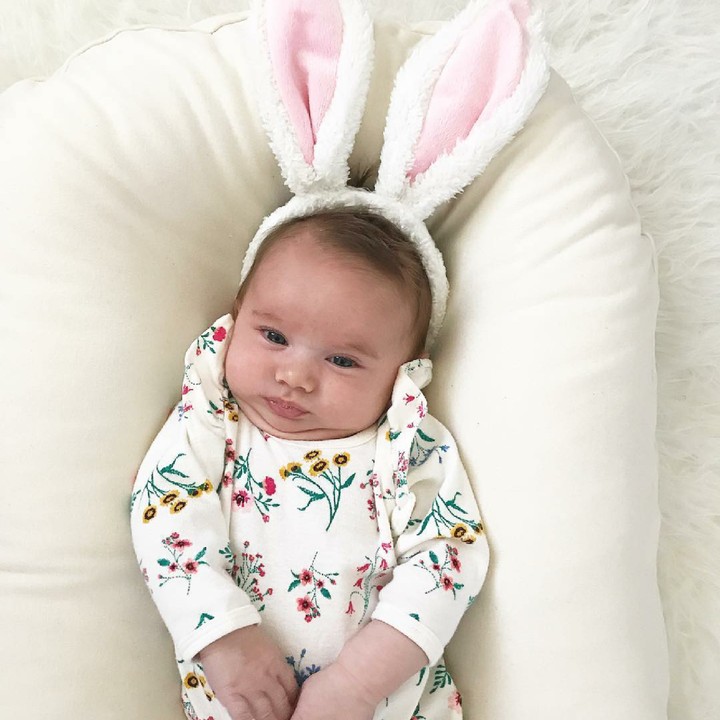<p>Aih, ekspresi dan dress floral bikin Easter Bunny-nya imut maksimal deh. (Foto: Instagram/ @shellysmith_)</p>