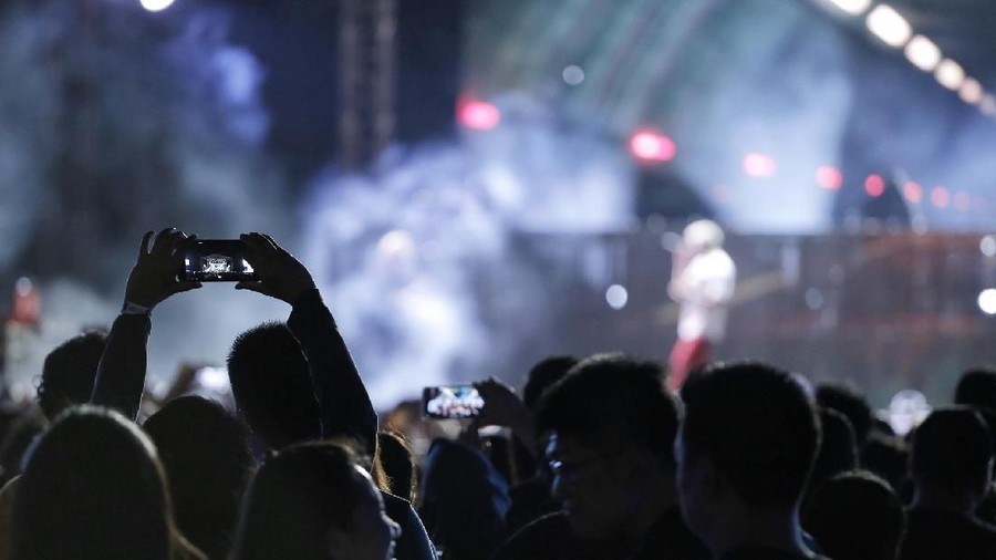 Ilustrasi Penonton Konser Musik di Konser The Chainsmokers di Jakarta.