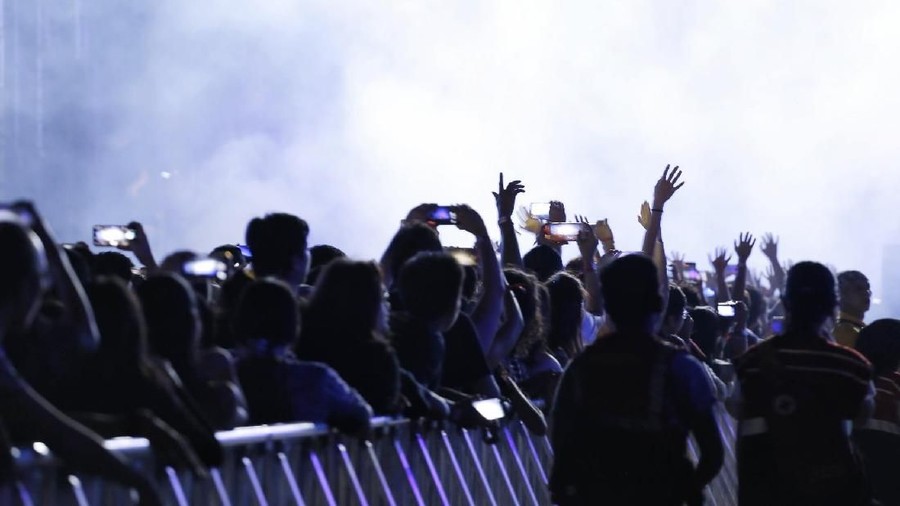 Ilustrasi Penonton Konser Musik di Konser The Chainsmokers di Jakarta.