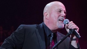 Billy Joel Batal Tur Akibat Penyakit Otak Langka