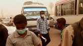 FOTO: Menembus Badai Pasir di Sudan Badai pasir menyelimuti ibu kota Sudan, memaksa pihak berwenang menutup sekolah hingga membatalkan penerbangan.
