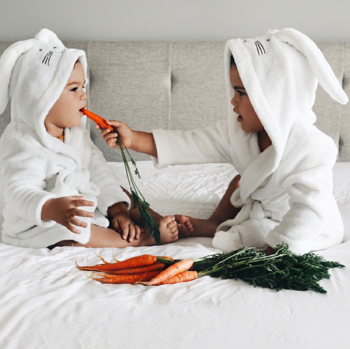 <p>Cute banget sih suap-suapan gitu. Dua kelinci ini akur banget. (Foto: Instagram/ @mamaplustwo_)</p>