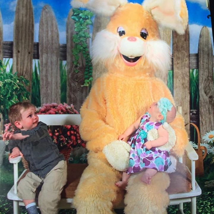 <p>Adiknya happy, eh si kakak malah takut. He-he-he. (Foto: Instagram @ashleymccutcheonxox)</p>