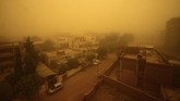 FOTO: Menembus Badai Pasir di Sudan Badai pasir menyelimuti ibu kota Sudan, memaksa pihak berwenang menutup sekolah hingga membatalkan penerbangan.