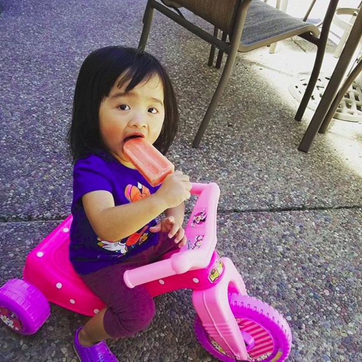 <p>Naik sepeda makin segar kalau makan popsicle kayak gini, Bun. He-he-he. (Foto: Instagram/ @mimisquan)  </p>