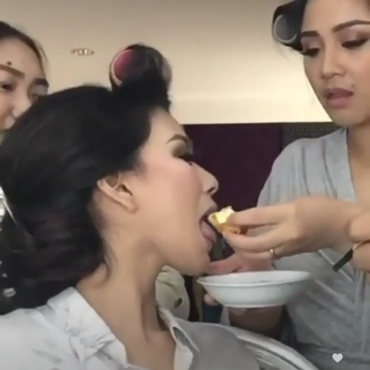 <p>Syahnaz memang nggak segan bermanja pada kakak iparnya. Misalnya saat sedang make-up menjelang pertunangannya beberapa waktu lalu, Syahnaz minta disuapi kakak iparnya. (Foto: Instagram @chevirgo)</p>