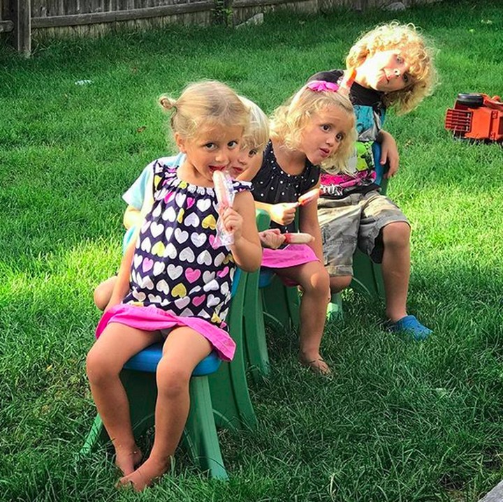 <p>Apalagi makan popsicle-nya ramai-ramai gini. Makin seru ya, Bun. (Foto: Instagram/ @cdfitri)  </p>