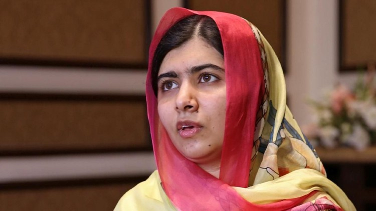 Berkat Ibunda Malala, Toor Pekai, ia dan sang suami bisa menjenguk Malala yang terkapar di rumah sakit di Inggris karena luka tembak.