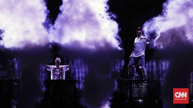 The Chainsmokers membuat JIExpo Kemayoran, Jakarta berguncang, Jumat (30/3) malam. Lagu seperti 'Don't Let Me Down,' 'Paris' dan 'Closer' memikat pengunjung.