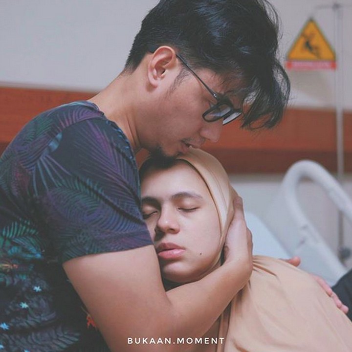 <p>Bahkan pelukan yang diberi sang suami bisa jadi hal yang membuat Gina nyaman ketika akan melahirkan putrinya yang diberi nama panggilan Uti. (Foto: Instagram/ @missnyctagina)</p>
