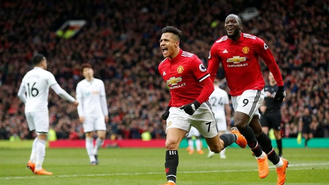 Manchester United unggul 2-0 atas Swansea City pada babak pertama Liga Primer Inggris. Setan Merah unggul berkat gol Romelu Lukaku dan Alexis Sanchez.