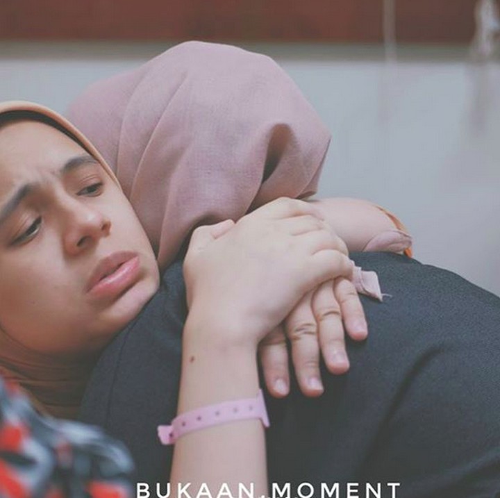 <p>Sang doula juga senantiasa mendampingi Gina supaya tetap tenang menghadapi persalinannya. (Foto: Instagram/ @missnyctagina)</p>