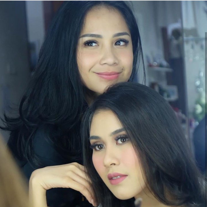 <p>Beberapa waktu lalu dalam Insta Story-nya Syahnaz juga memperlihatkan video di mana dirinya dan Nagita memakai kaus kembar bermotif garis-garis merah biru. (Foto: Instagram @syahnaz)</p>