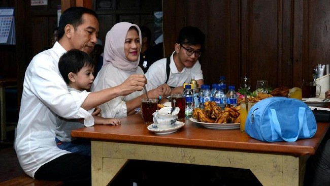 Presiden Joko Widodo memanfaatkan libur panjang akhir pekan ini untuk menyantap kuliner favoritnya dan keluarga di kota Solo.