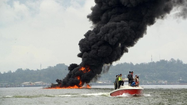 Kebakaran kapal tanker CPO Federal II di Batam mengakibatkan 4 korban tewas dan 5 luka bakar.