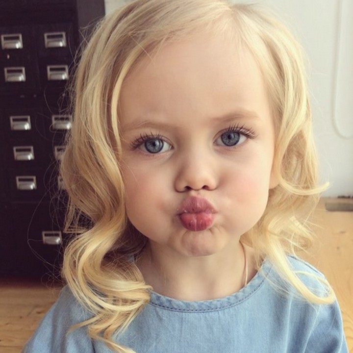 <p>Viola hobi banget nih pasang pose manyun gini. Lucu ya. He-he-he. (Foto: Instagram/ @viola_dima_official)  </p>