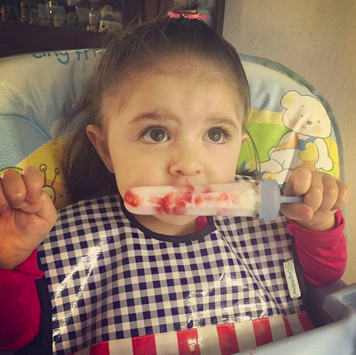 <p>Kayaknya ada yang sedang menikmati popsicle dengan potongan buahnya nih. (Foto: Instagram/ @rockkera)  </p>