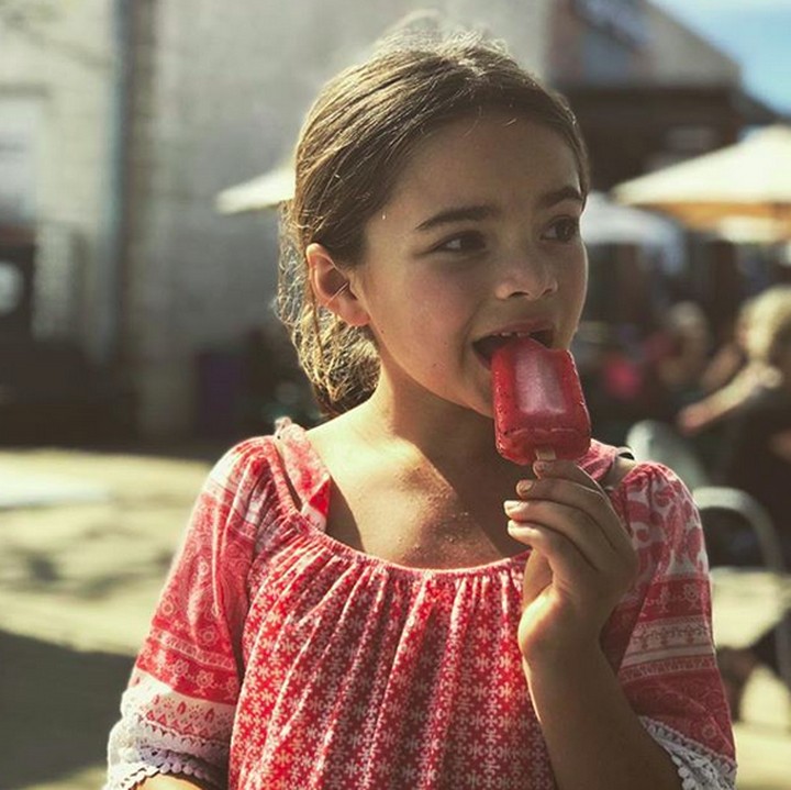 <p>Anak yang satu ini kalem nih makan popsicle merahnya. (Foto: Instagram/ @catina.voelinger)  </p>