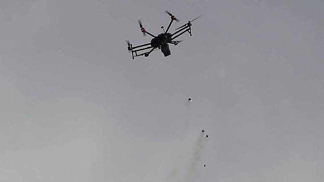 Kelompok pemberontak Houthi dilaporkan menembak jatuh sebuah pesawat nirawak atau drone milik Amerika Serikat yang melintas di Yaman.