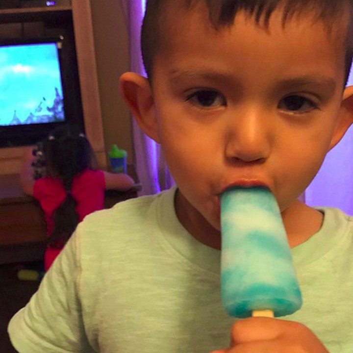 <p>"Bunda sama Ayah mau makan popsicle juga nggak?" (Foto: Instagram/ @adrie_love_85)  </p>