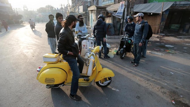 Ironi sebab Vespa lahir di Italia. Oposisi aturan pelarangan sedang melakukan aksi protes.