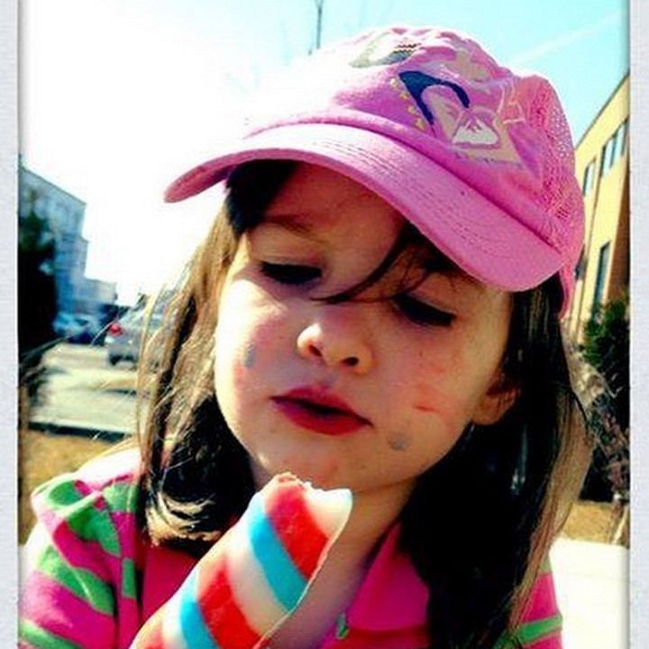 <p>Hayo, tebak apa yang ada di pikiran gadis cilik ini saat memandang popsicle warna-warninya? (Foto: Instagram/ @l0bsterl0ve)  </p>