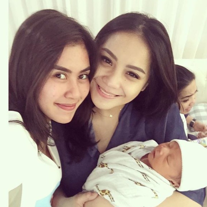 <p>Dalam beberapa kesempatan, Syahnaz yang merupakan adik Raffi Ahmad mengunggah momen-momen kebersamaannya dengan sang kakak ipar, Nagita Slavina. (Foto: Instagram @syahnaz)</p>